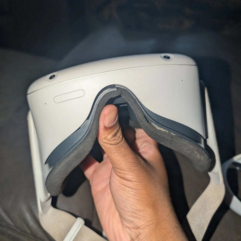 Used Oculus Quest 2 With A Broken Head Strap And Only The Right Controller
